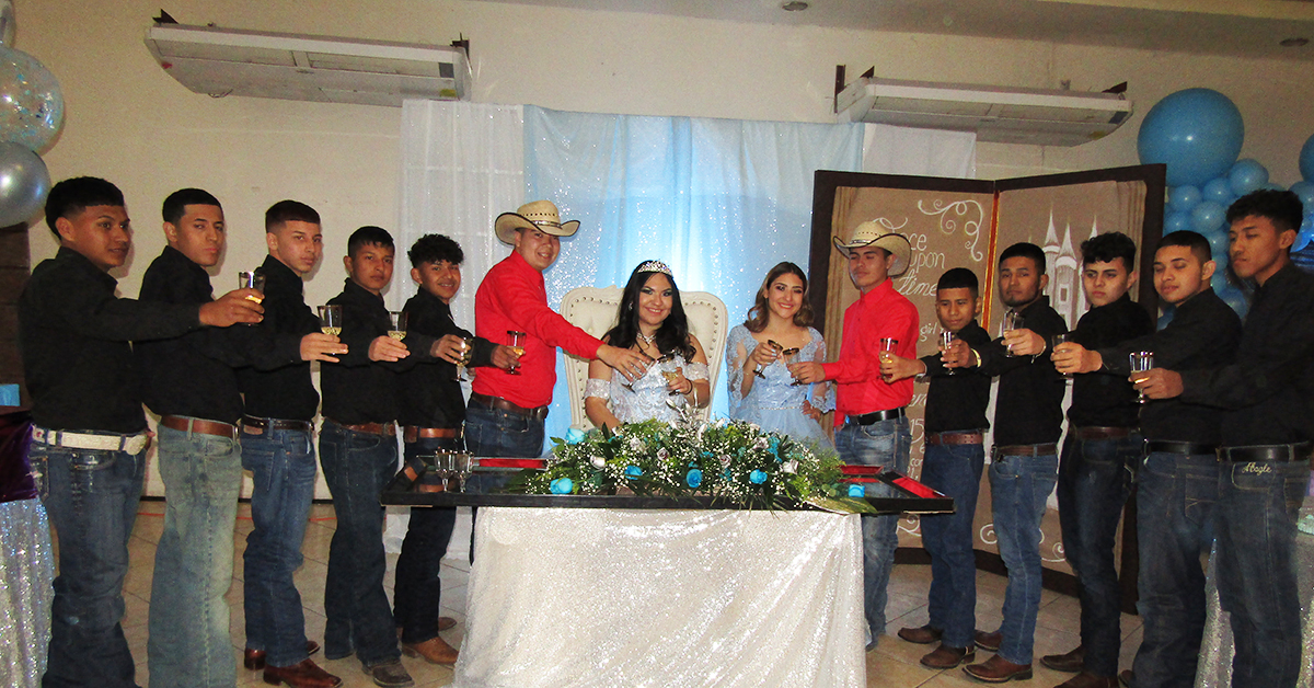 Quinceañera supera la dulzura de las mismas flores