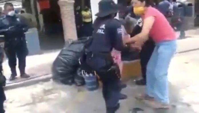 Por no usar cubrebocas, policías de Querétaro someten a abuelita pepenadora (VIDEO)