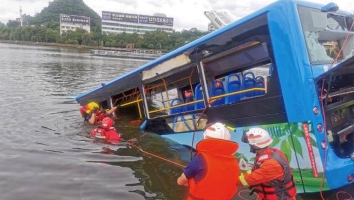 Cae camión de estudiantes a un lago en China; hay 21 muertos