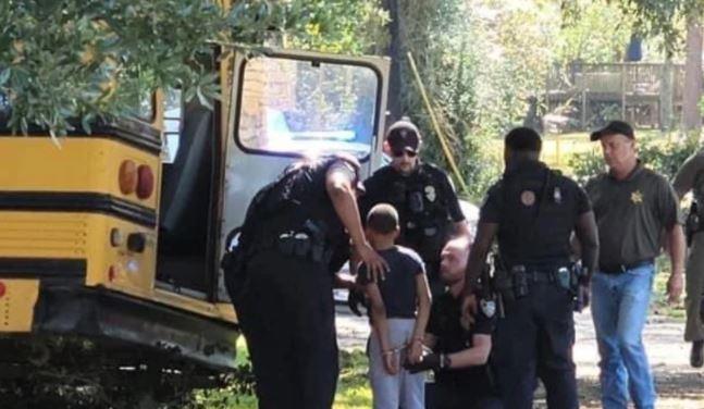 Arrestan a niño por robar autobús escolar y causar persecución