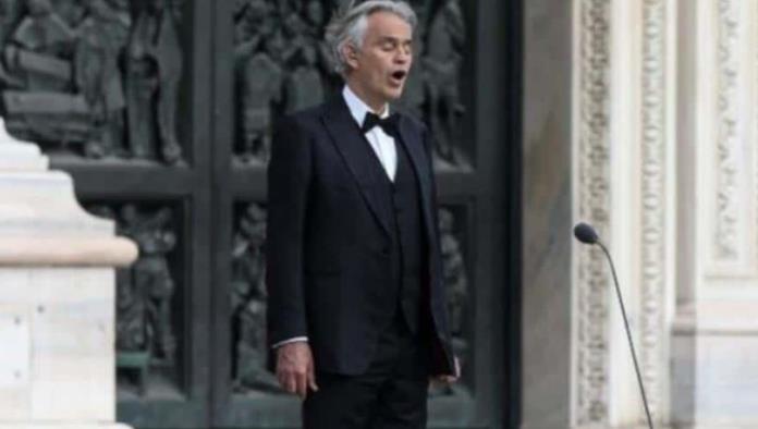 Bocelli da mensaje de esperanza con su canto