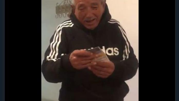 Así reaccionó un abuelito al recibir de Navidad, un boleto para ver a los Rayados