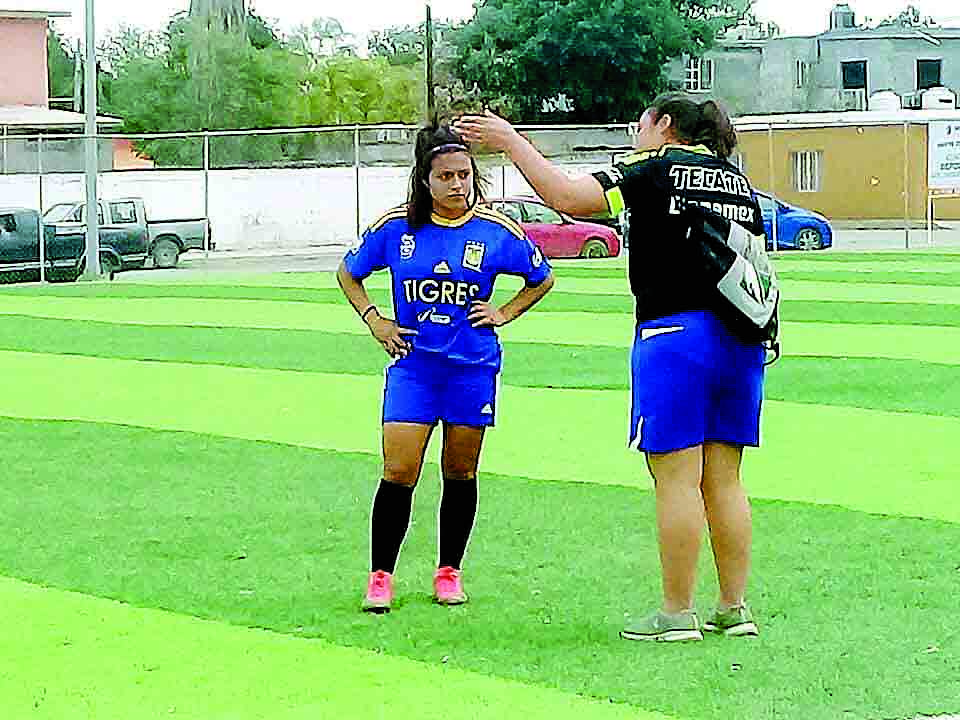 “Cika” Bañuelos lo da todo en la cancha