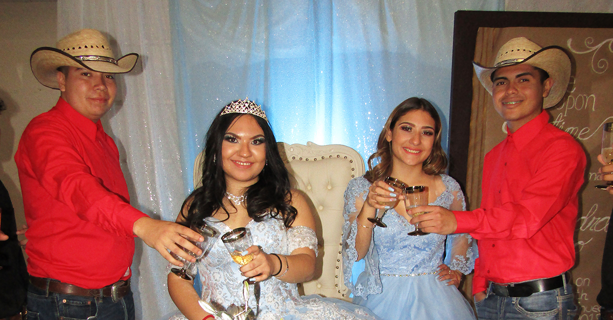 Quinceañera supera la dulzura de las mismas flores