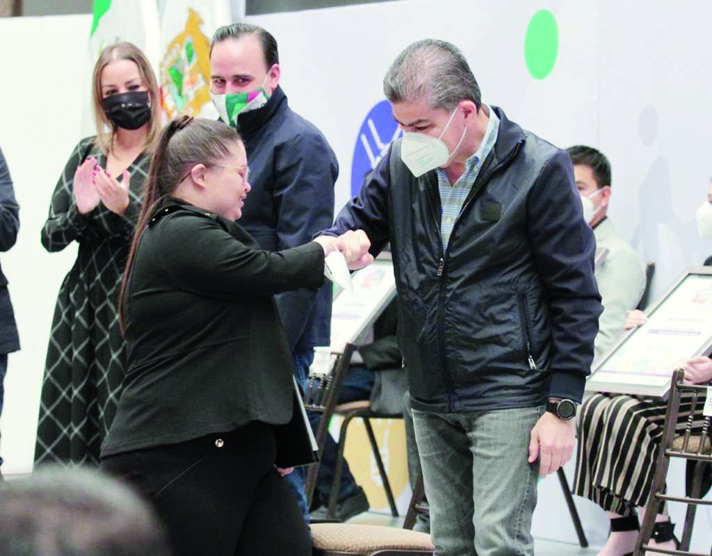 Entrega Riquelme  premio a la Juventud