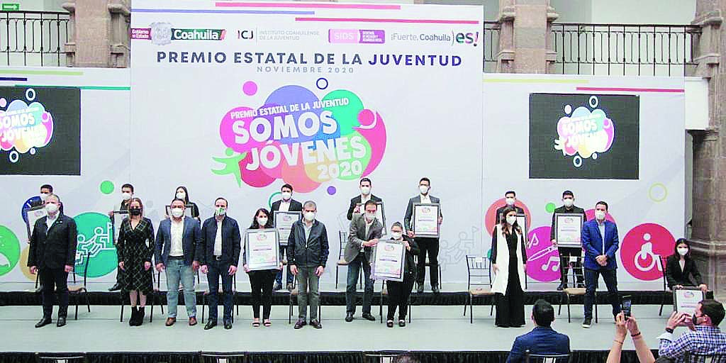 Entrega Riquelme  premio a la Juventud