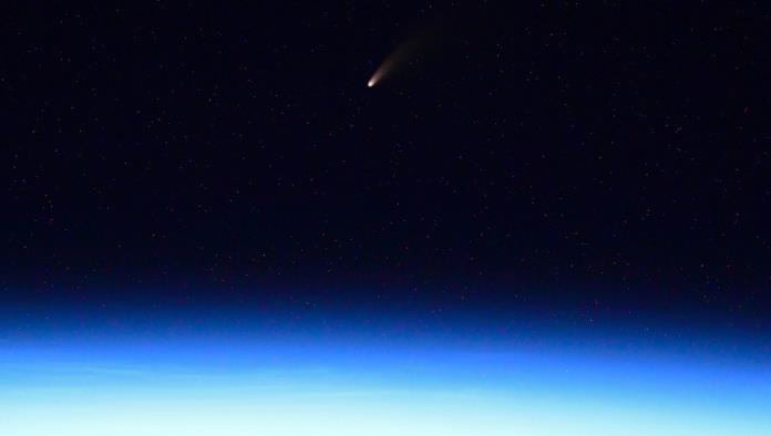 Astronauta ruso capta impactantes imágenes del cometa Neowise desde el espacio