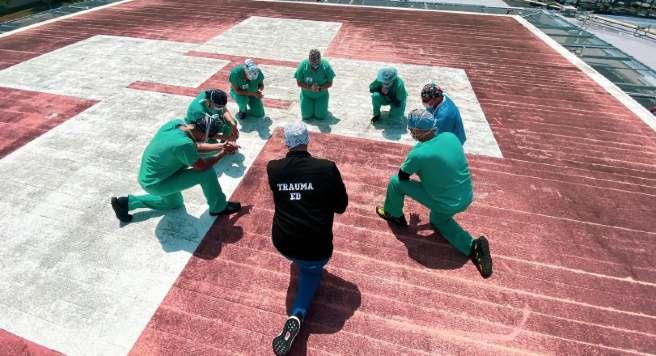 De rodillas y rezando: Fuertes FOTOS de médicos se vuelven virales