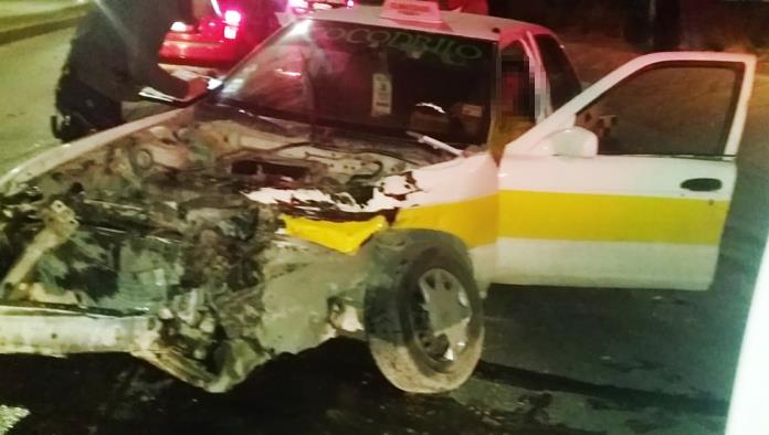 Taxista destroza unidad