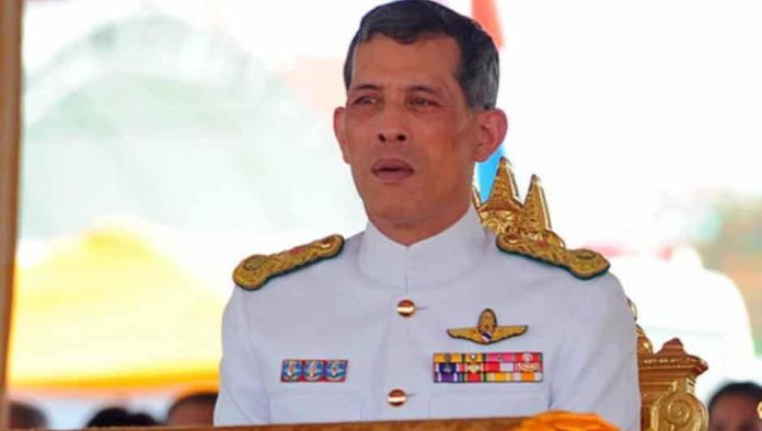 Rey de Tailandia pasa cuarentena con 20 mujeres