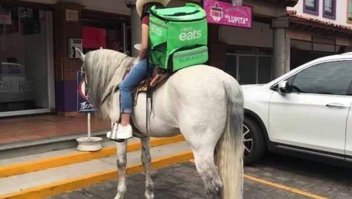 Se vuelve viral por llevar pedidos a caballo