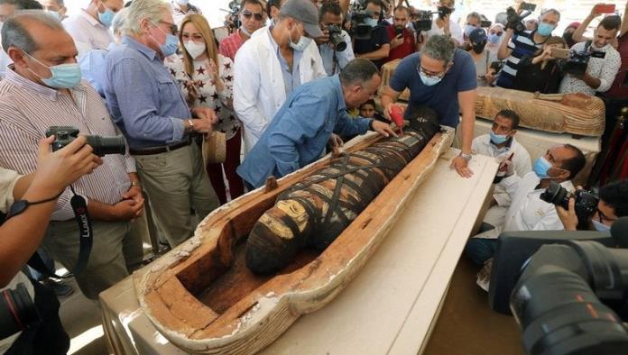 Encuentran en Egipto 59 sarcófagos con sus momias intactas