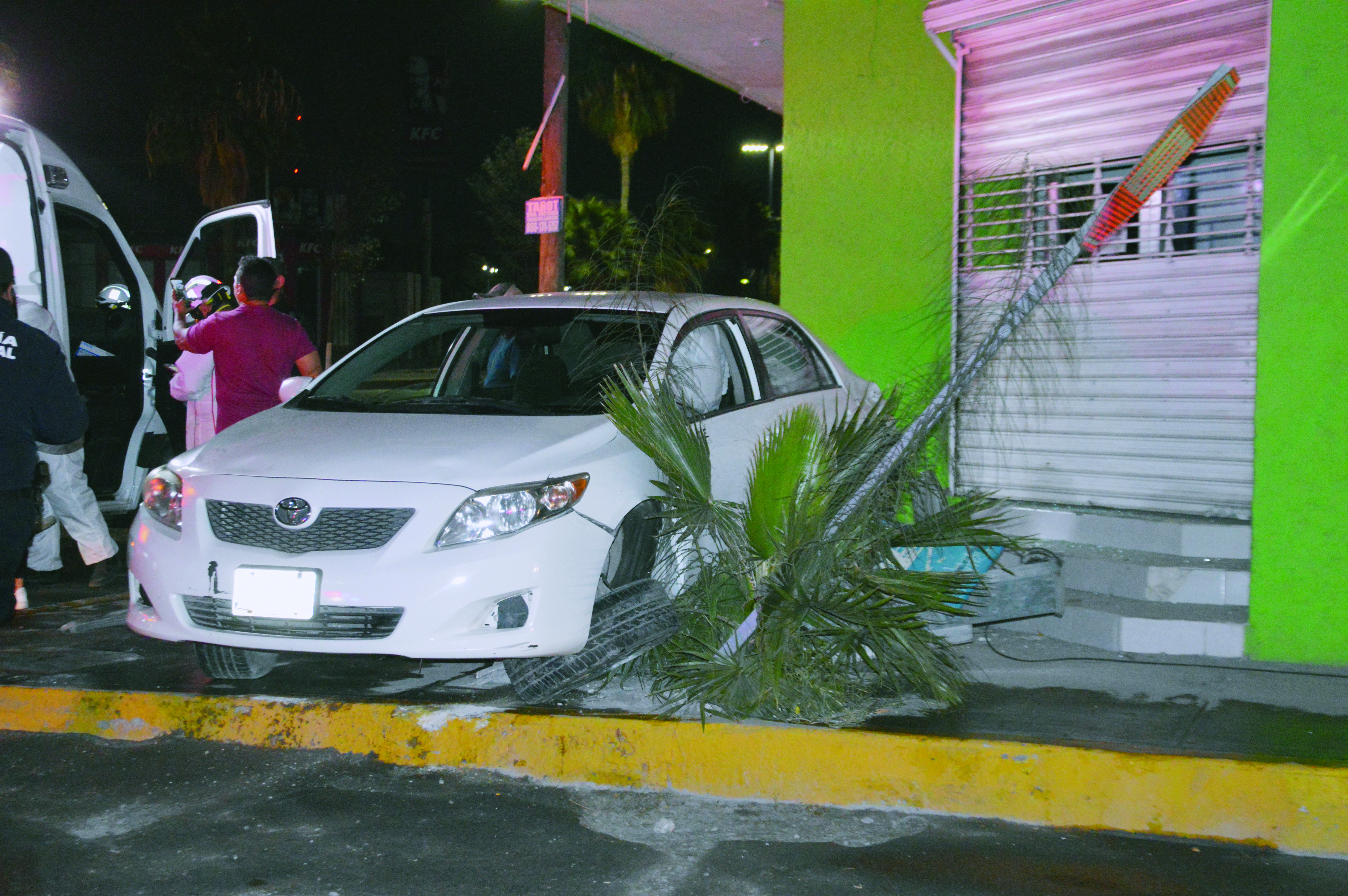 Trepa auto a banqueta