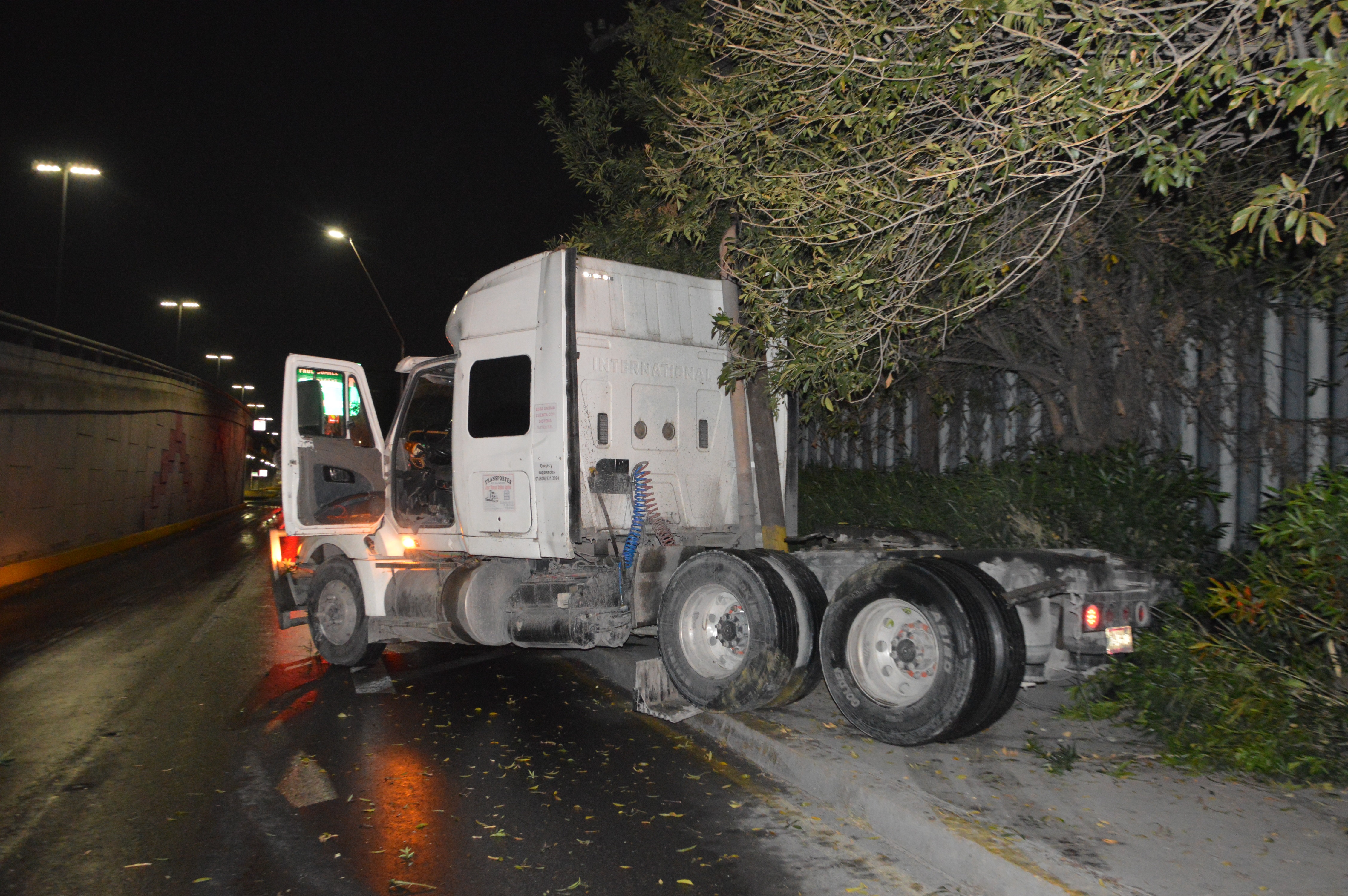 Derriba trailero poste y luminaria