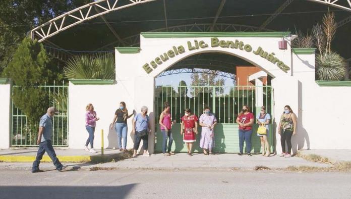 Despiden a profe, y padres protestan