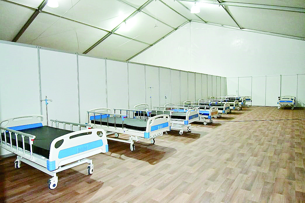 Instalan camas en hospital móvil