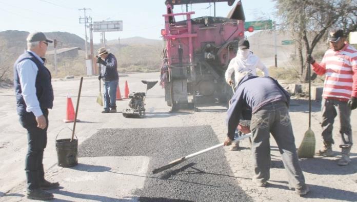 Reparan baches en  Colinas de Santiago