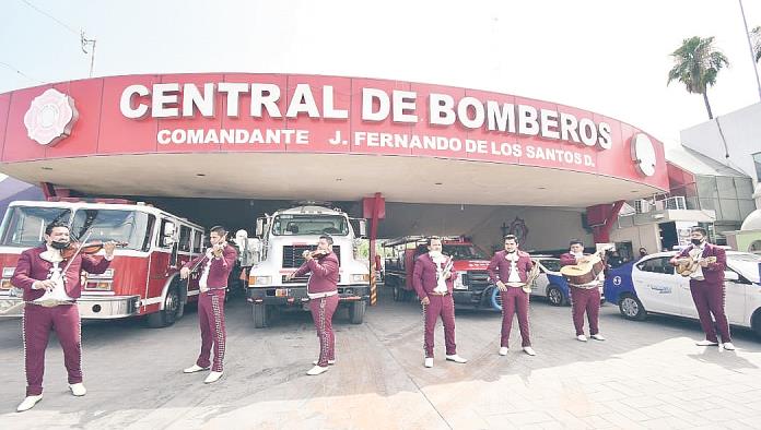 Obsequia Paredes  serenata a mamás