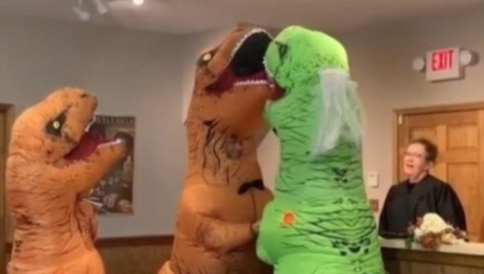 VIDEO: Pareja se casa disfrazada de dinosaurios