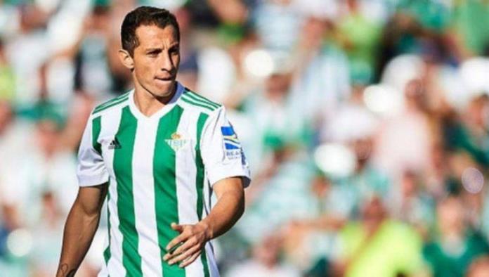 Andrés Guardado da positivo a COVID-19 con el Real Betis