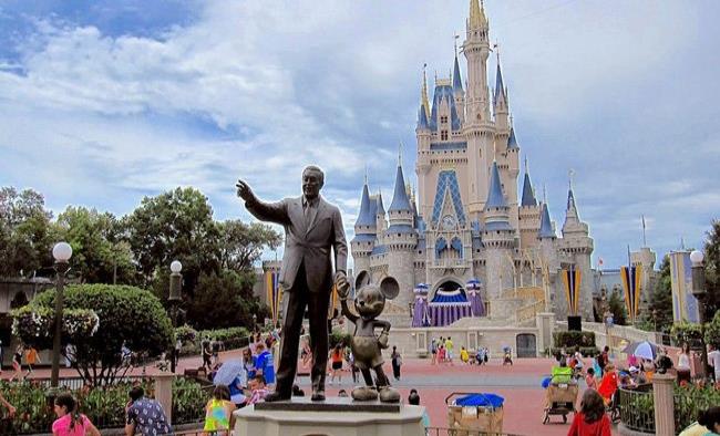 Parques de Disney donan su comida y 200,000 piezas protectoras ante COVID-19