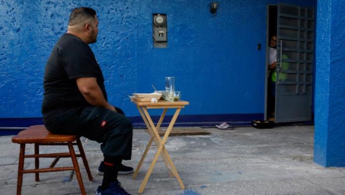 Médico de Ciudad Juárez come en su patio para no contagiar Covid-19 a su familia