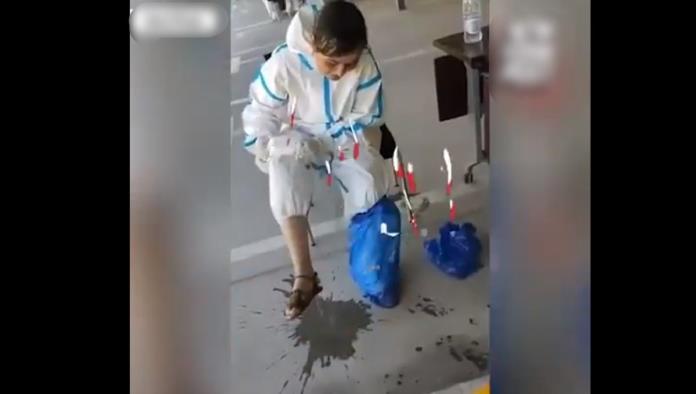 Doctora saca un charco de sudor tras ardua jornada de atención a pacientes COVID-19 (VIDEO)