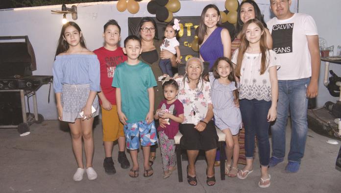 Doña Cleotilde celebra sesenta y nueve años