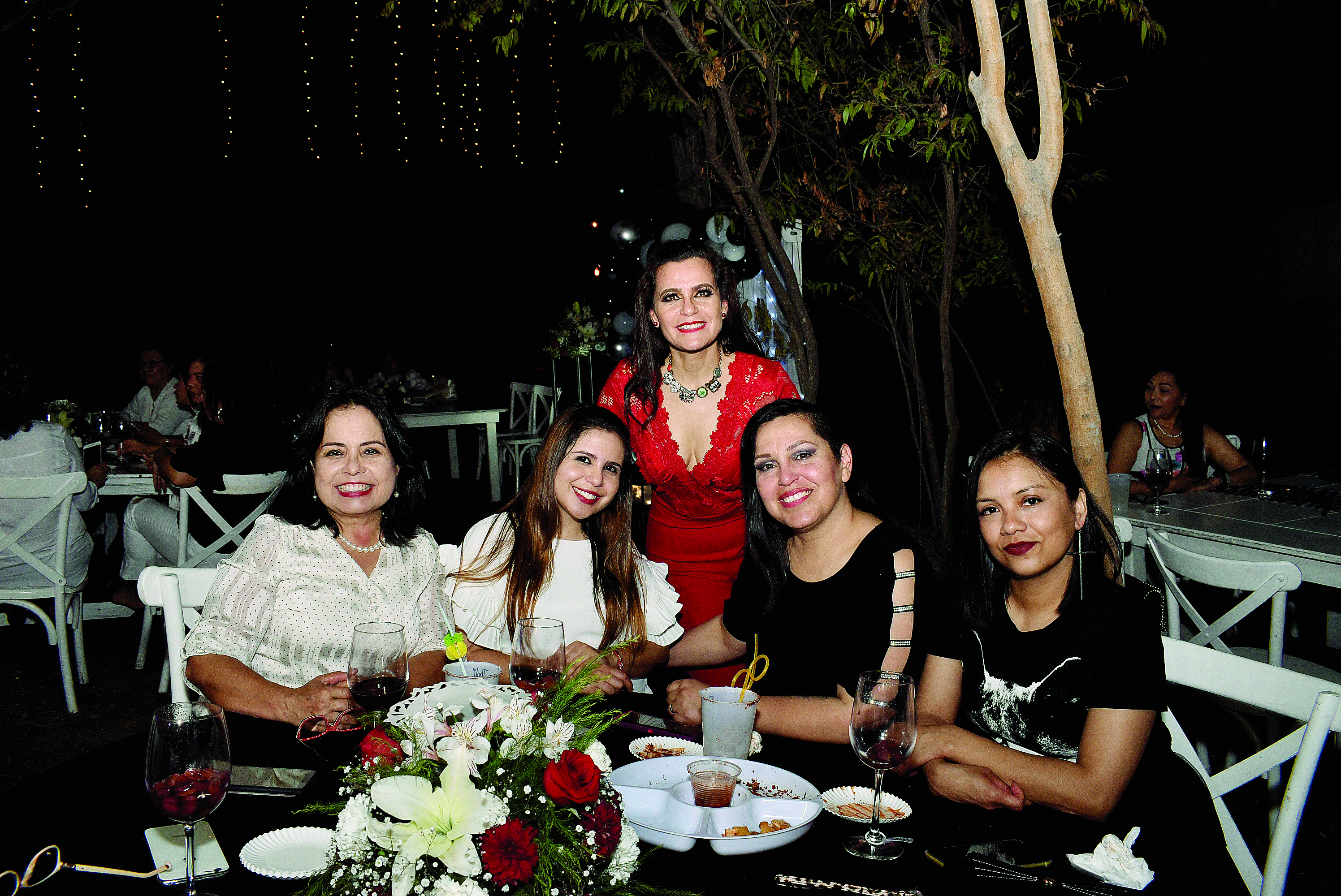 ¡Claudina Ibarra celebra junto a sus amigas!