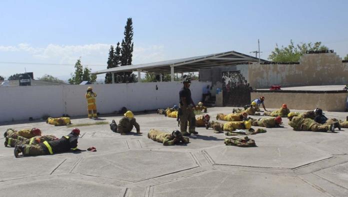 Capacitan a bomberos