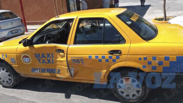 Invade carril y choca con taxi