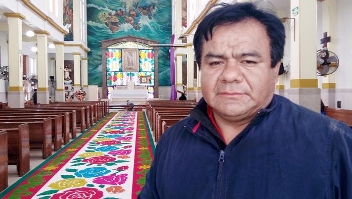 Adornan iglesia artesanos mexicanos