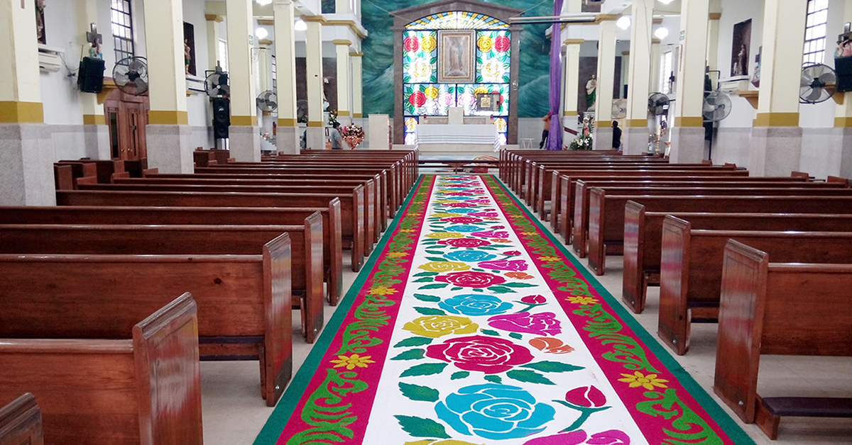 Adornan iglesia artesanos mexicanos