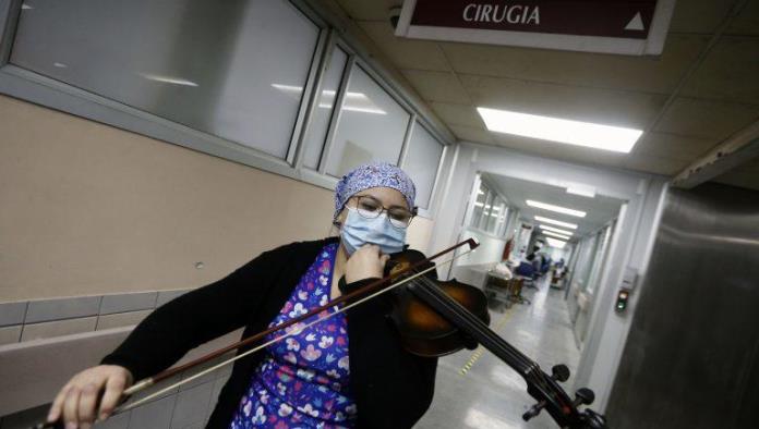 A ritmo de violín, enfermera consuela a pacientes con coronavirus en terapia intensiva