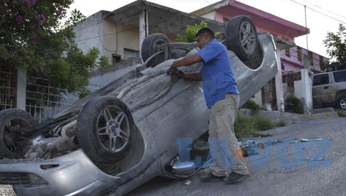 Vuelca camioneta