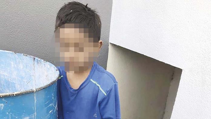 Huye niño de casa y se oculta en cajas