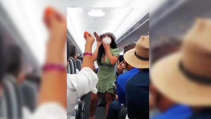 Mujer causa alboroto al retrasar vuelo y la apodan “#LadyCovidCancún”