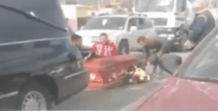 Cae ataúd con difunto de una carroza fúnebre y el VIDEO se hace viral