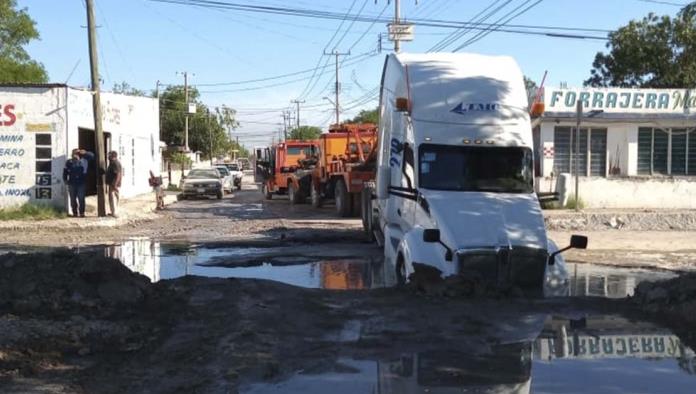 Imprudente chofer dejó sin agua a dos colonias