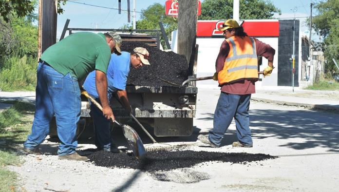 Reanudan bacheo en Allende