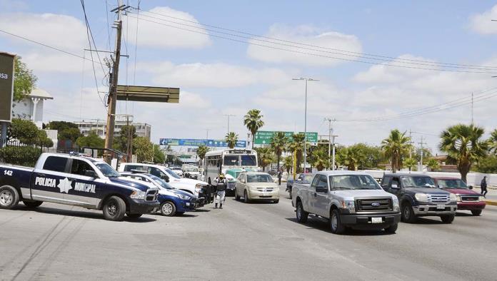 Arrestan a 45 por andar en la calle