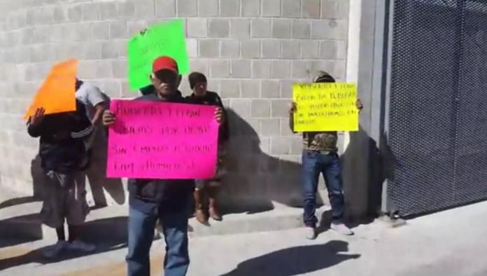 Protestan en puente; De los Santos cede