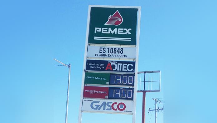 Baja dos pesos gasolina en Acuña