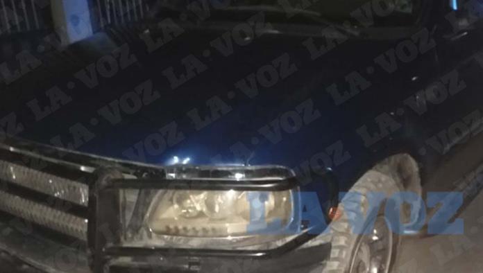 ‘Atasca’ camioneta en zanja de SIMAS