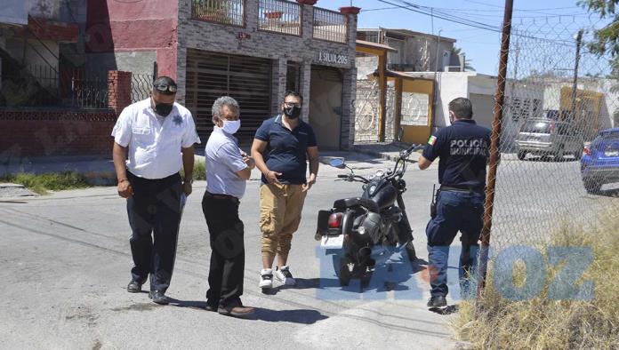 Tumba abuelo a motociclista