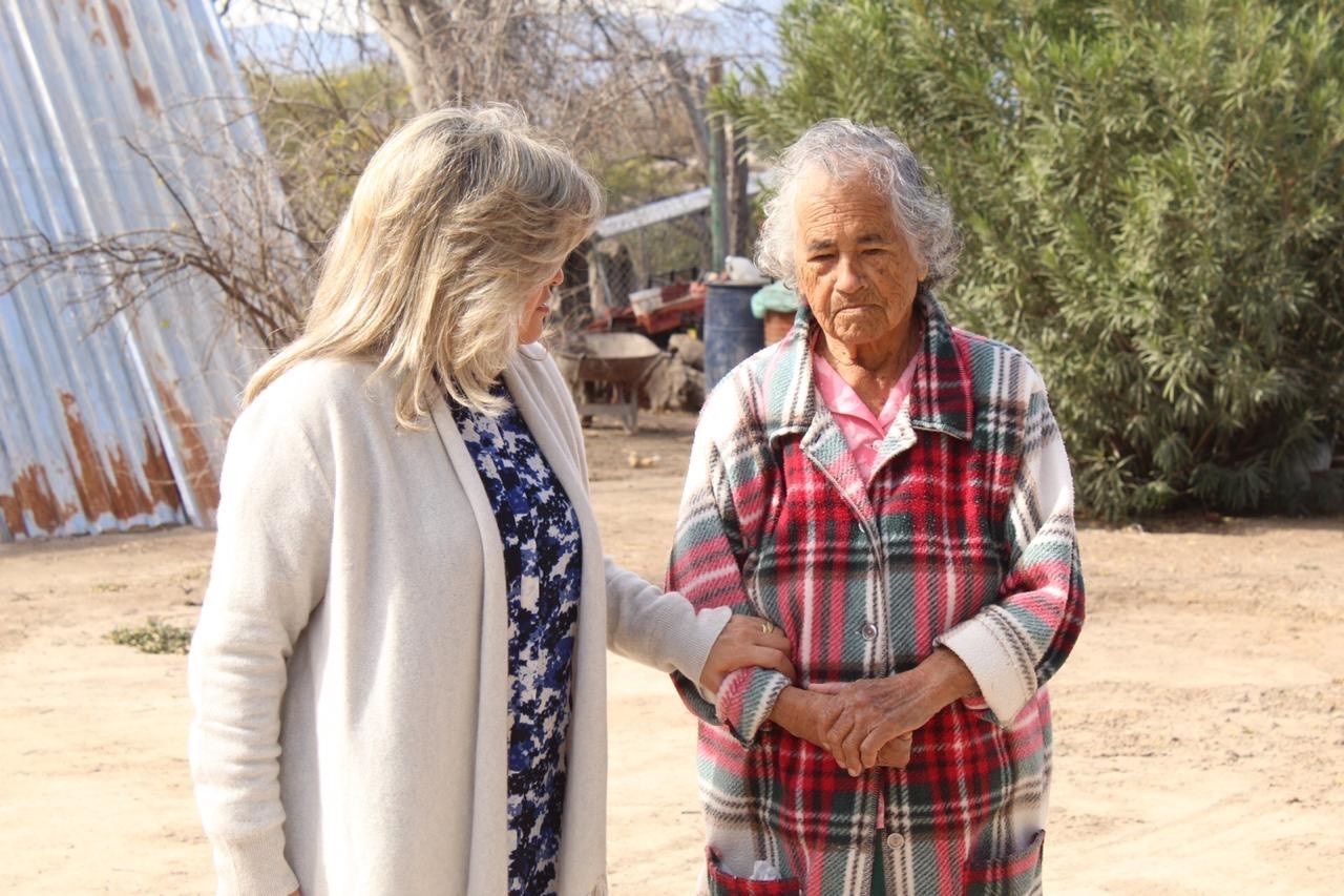 Construye Gladys  sanitario a abuelita