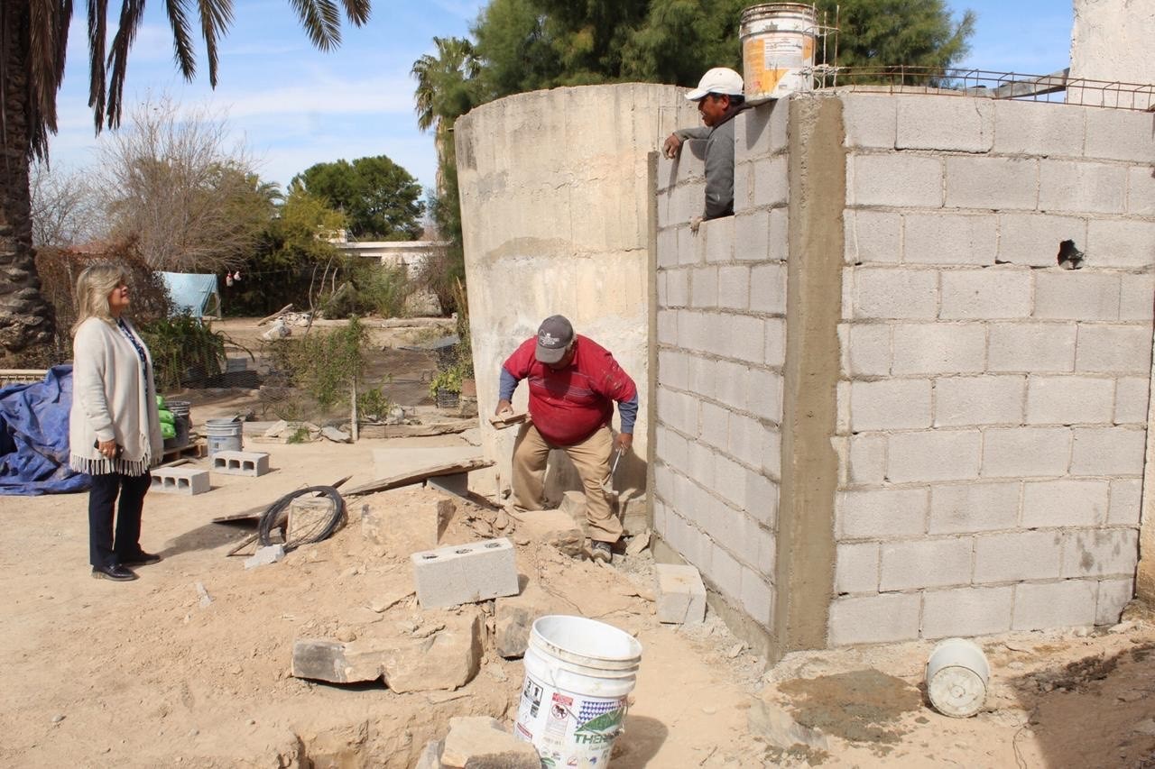 Construye Gladys  sanitario a abuelita