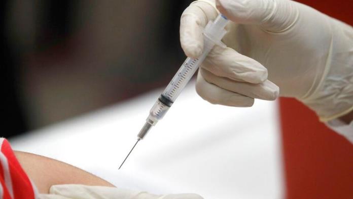 AstraZeneca reanuda ensayos clínicos de vacuna contra coronavirus
