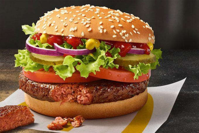 Guardó una hamburguesa y unas papas fritas de McDonald’s durante 24 años y así es como lucen ahora