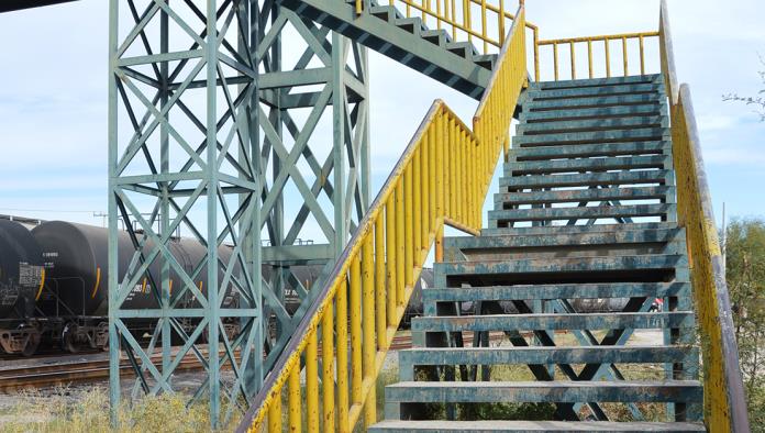 Urge arreglar puente peatonal